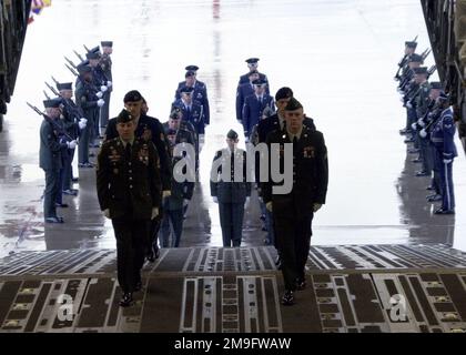 Una Guardia d'onore Joint Service dei soldati dell'esercito americano e DELL'AVIAZIONE militare statunitense saluta sulla rampa di carico di un aereo MILITARE US Air Force C-17 Globe master durante la cerimonia dei Caduti Soldier alla base aerea tedesca di Ramstein. La cerimonia ha onorato sei soldati della Coalizione che sono stati uccisi durante le esercitazioni in Kuwait il 12 marzo 2001. (Immagine duplicata, vedere anche DFSD0202968 o cercare 010315F3329S506). Base: Ramstein Air base Stato: Rheinland-Pfalz Paese: Deutschland / Germania (DEU) Foto Stock