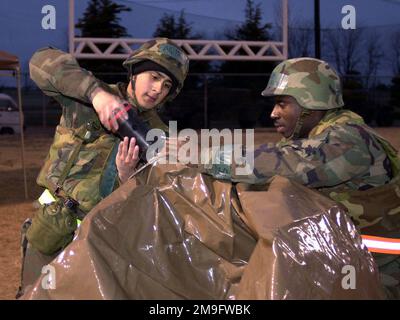Un Airmen dell'aeronautica degli Stati Uniti di prima classe Yuri Mejia e IL SERGENTE William Bartlett, entrambi dal 8th Communications Squadron, 8th Fighter Wing, Kunsan Air base, Repubblica di Corea, hanno istituito un riparo di decontaminazione presso l'Area di controllo contaminante durante l'ispezione operativa di preparazione di Kunsan. Il personale di 8th Fighter Wing è in fase di valutazione delle proprie capacità in tempo di guerra durante l'ispezione di preparazione operativa. Base: KUNSAN Air base Nazione: Repubblica di Corea (KOR) Foto Stock