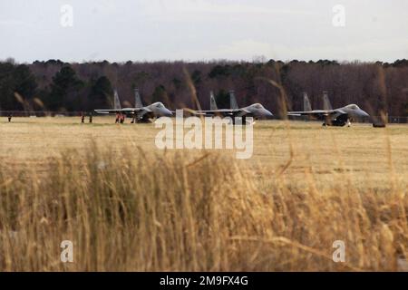 Tre aerei US Air Force F-15C Strike Eagle di the1st Fighter Wing, 71st Fighter Squadron, Langley AFB, Virginia sono pronti a decollare durante l'ispezione operativa di preparazione di 1st Fighter Wing. Tre aerei US Air Force F-15C Strike Eagle di the1st Fighter Wing, 71st Fighter Squadron, Langley AFB, Virginia sono pronti a decollare durante l'ispezione operativa di preparazione di 1st Fighter Wing. Foto Stock