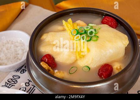 Samgye-tang; zuppa di pollo Ginseng, cibo tradizionale coreano Foto Stock