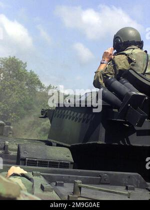 Un corpo marino statunitense (USMC) Corporal (CPL) John Flemming, 3rd Battaglione di assalto anfibio (AAB), si sposta in cima ad un veicolo di assalto anfibio (AAV7A1), durante l'esercizio DEL KERNEL BLITZ 2001. Soggetto operativo/Serie: KERNEL BLITZ 2001 base: Marine Corps base Camp Pendleton Stato: California (CA) Paese: Stati Uniti d'America (USA) Foto Stock