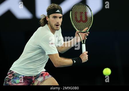 Melbourne, Australia. 18th Jan, 2023. Stefanos Tsitsipas di Grecia in azione durante il turno 2 partita tra Stefanos Tsitsipas di Grecia e Rinky Hijikata di Australia Day 3 all'Australian Open Tennis 2023 alla Rod Laver Arena di Melbourne, Australia il 18 gennaio 2023. Foto di Peter Dovgan. Solo per uso editoriale, licenza richiesta per uso commerciale. Non è utilizzabile nelle scommesse, nei giochi o nelle pubblicazioni di un singolo club/campionato/giocatore. Credit: UK Sports Pics Ltd/Alamy Live News Foto Stock