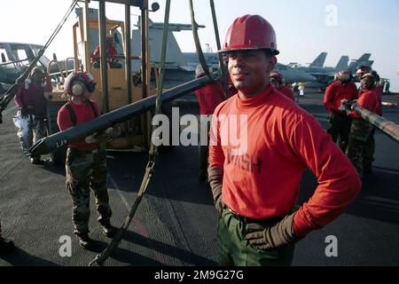 US Navy Aviation Boatswain's Mate (Handler) terza classe Demetrius Williams conduce crash e salvataggio di formazione sul ponte di volo della USS HARRY S. TRUMAN (CVN 75). Truman è in stazione nel Golfo Persico a sostegno dell'operazione SOUTHERN WATCH. Soggetto operativo/Serie: SOUTHERN WATCH base: USS Harry S. Truman (CVN 75) Foto Stock