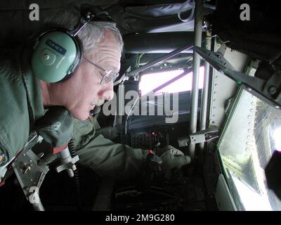 010420-F-1540F-004. [Completo] Scene Caption: SENIOR MASTER Sergeant Butch Turner, USAF, un operatore del boom di Stratotanker KC-135R, ai comandi mentre rifornisce un combattente tedesco dell'aeronautica Tornado (non mostrato) pattuglia aerea di volo sui Balcani. L'ARW del 117th si è schierato presso la base aerea di Istres per il mese scorso come parte del 16th Expeditionary Operations Group, un piccolo distaccamento dell'aeronautica statunitense situato su questa base aerea francese come parte dell'operazione CONGIUNTA FORGE. Il 16th Expeditionary Operations Group è un'unità della 16th Air Expeditionary Wing, Stati Uniti Forze aeree in Europa (USAFE)."gli Stati Uniti hanno concordato Foto Stock