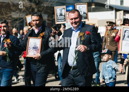 VICHUGA, RUSSIA - 9 MAGGIO 2018: Ritratto di un uomo in marcia per strada in onore della vittoria nella seconda guerra mondiale Foto Stock