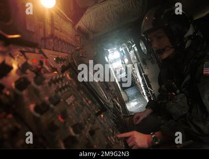 US Navy Lieutenant Junior Grade Tara 'Judy' Golden monitora un sistema di sorveglianza all'interno di un aeromobile Hawkeye e-2C della Carrier Airborne Early Warning Squadron One Two Six (VAW-126) mentre pattina i cieli del Golfo Persico l'ultimo giorno di operazione SOUTHERN WATCH. I Seahawks sono imbarcati a bordo della USS HARRY S. TRUMAN (CVN 75). Soggetto operativo/Serie: SOUTHERN WATCH base: USS Harry S. Truman (CVN 75) Foto Stock