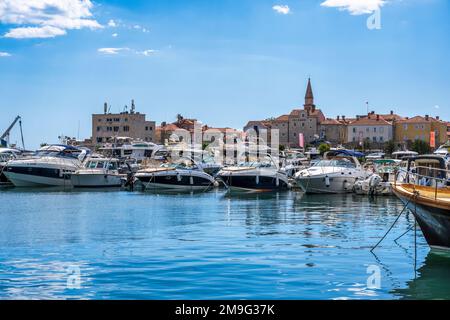 Barche a Dukley Marina, con la città vecchia (Stari Grad) sullo sfondo, a Budva, sulla costa adriatica del Montenegro Foto Stock
