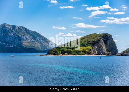 Sveti Nikola (San Nicola) Isola al largo della costa di Budva sulla costa adriatica del Montenegro Foto Stock