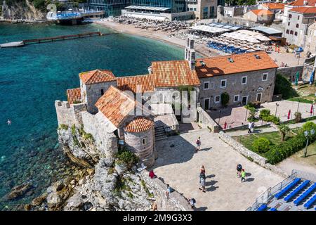 Vista elevata della Chiesa di San Sabba la chiesa santificata e Santa Maria in Punta nel centro storico di Budva sulla costa adriatica del Montenegro Foto Stock