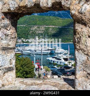 Vista di Dukley Marina dalle mura della città vecchia di Budva, sulla costa adriatica del Montenegro Foto Stock