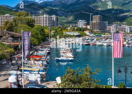 Dukley Marina, con gli alti blocchi di appartamenti della città moderna sullo sfondo dalla città vecchia di Budva, sulla costa adriatica del Montenegro Foto Stock