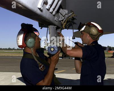 Il sergente Vincent Hernandez e la Lance Corporal Zachary C. Roberts, tecnici di ordigni esplosivi di Marine Strike Fighter Squadron (VMFA-533), Beaufort, South Carolina, caricano con attenzione una bomba a bassa resistenza da MK76 mm su un Hornet fa18-D durante l'esercizio TANDEM THRUST 2001 tenuto a Rockhampton, Australia. TANDEM THRUST è un esercizio di addestramento militare combinato di Stati Uniti, Australia e Canada. Questo esercizio biennale si svolge nelle vicinanze dell'area di addestramento di Shoalwater Bay, Queensland, Australia. Più di 27.000 soldati, marinai, Airmen e Marines partecipano, con un canadese Foto Stock