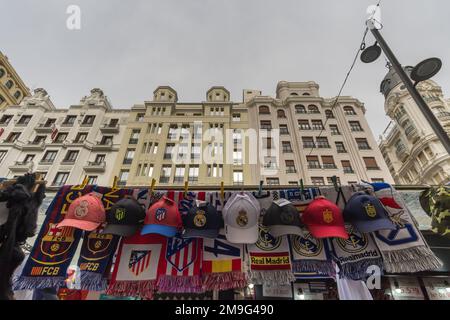 Cappellini di diverse squadre di calcio come il Real Madrid, Atletico de Madrid con un edificio sullo sfondo Foto Stock