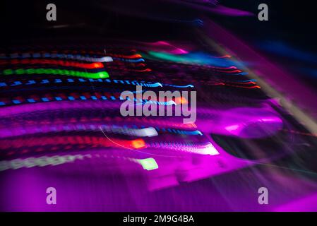 DJ mixer controller Board con effetti di colore da lunga esposizione in un night club Foto Stock