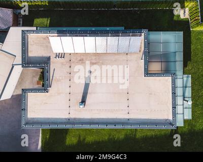 Direttamente sopra, vista dall'alto verso il basso un tetto di una moderna casa familiare con pannelli solari su di esso Foto Stock