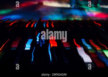 DJ mixer controller Board con effetti di colore da lunga esposizione in un night club Foto Stock