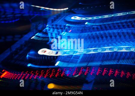 DJ mixer controller Board con effetti di colore da lunga esposizione in un night club Foto Stock