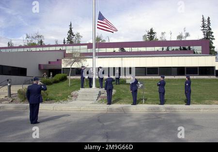 Gli studenti della Alaska Air National Guard 176th Wing's 3rd annuale satellite NCO Academy, eseguono un ritiro formale. La satellite Academy consiste di quattro mesi di formazione due notti alla settimana, tranne le ultime due settimane, che sono otto ore al giorno e insegnato da un istruttore dell'Air National Guard Training and Education Center di McGee-Tyson. Gli studenti ricevono un credito interno per la NCO Academy, ma ottengono il vantaggio di rimanere a casa e di ridurre i costi per la Guardia Nazionale aerea. Gli studenti da sinistra a destra sono, tecnico Sergente (TSGT) Paul A. Bobby, TSGT Troy L. Clinkenbeard, TSGT Mark Foto Stock