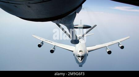 Un aeromobile e-3A Sentry Early Airborne WARNING and Control System facilita l'accesso al braccio di rifornimento per assumere più di 6.000 galloni di carburante. La e-3s questa con sede a Geilenkirchen, Germania, pattuglia la regione balcanica 24 ore su 24, come parte dell'operazione CONGIUNTA FORGE, a sostegno dell'attuale forza di stabilizzazione guidata dalla NATO (SFOR) nella regione balcanica. Questo e-3 è stato rifornito da un KC-135R Stratotanker dalla base dell'aeronautica militare di McConnell, Kansas, temporaneamente basato con il 16th Expeditionary Operations Group, un piccolo distaccamento degli Stati Uniti situato alla base aerea francese di Istres, è caricato con l'operat di rifornimento aereo Foto Stock