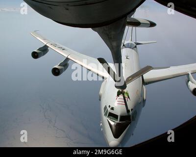 Un aeromobile e-3A Sentry Early Airborne Warning and Control System (AWACS) riceve più di 6.000 galloni di carburante sul mare Adriatico prima di continuare la sua pattuglia intorno alla regione dei Balcani. La e-3s questa con sede a Geilenkirchen, in Germania, vola 24 ore su 24, come parte dell'operazione CONGIUNTA FORGE, a sostegno della forza di stabilizzazione (SFOR) guidata dalla NATO in corso nei Balcani. Questo e-3 è stato rifornito da un KC-135R Stratotanker della base aeronautica di McConnell, Kansas, temporaneamente basato con il 16th Expeditionary Operations Group, un piccolo distaccamento degli Stati Uniti situato alla base aerea francese di Istres, è caricato di aeri Foto Stock