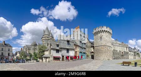 Castello e case a graticcio nella città medievale di Vitre, Ille et Vilaine, regione Bretagne, Francia Foto Stock