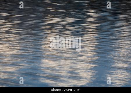 Primo piano di acqua increspata nel fiume Foto Stock