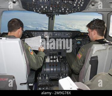 Il capitano dell'aeronautica STATUNITENSE Mark MacDonald, lo Squadrone di rifornimento dell'aria 2nd, e il secondo luogotenente dell'aeronautica statunitense Kevin Dombay, della base dell'aeronautica militare McGuire di rifornimento dell'aria 76th, New Jersey, apporta le modifiche finali al loro piano di volo prima di rifornire gli angeli blu. I Blue Angels, il principale team dimostrativo della Marina, hanno suonato per 325.000 persone presso la Lakehurst Naval Air Engineering Station, NJ, Airshow il 2-3 giugno 2001. Il McGuire AFB KC-10A rifornisce i Blue Angels quando sono tornati alla loro base di casa a Pensacola, Florida. Paese: Stati Uniti d'America (USA) Foto Stock