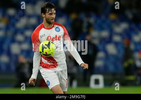 Bartosz Bereszynski, difensore polacco di SSC Napoli, controlla la palla durante la partita di calcio della Coppa Italia tra SSC Napoli e Cremonese allo stadio Diego Armando Maradona di Napoli, nel sud Italia, il 17 gennaio 2023. Foto Stock