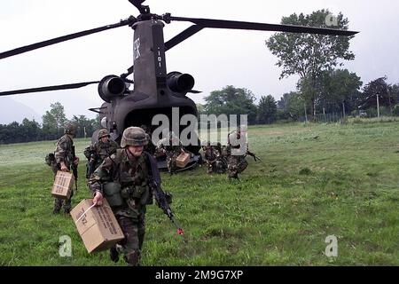 Membri di Una Società, 1-508th Battaglione di fanteria di trasporto aereo, schierato da Camp anziano, Italia, uscita un elicottero C-47 Chinook vicino Osoppo, Italia, Dove saranno di aiuto per l'estrazione di non combattenti americani e italiani dall'ambasciata americana nel paese di esercizio 'Anglia' a sostegno dell'esercizio di formazione multinazionale VENETO SALVATAGGIO '01, nel nord-est Italia e in Slovenia. Veneto Rescue è un esercizio che aiuta a formare unità militari per condurre l'evacuazione sicura di civili non combattenti e di altri evacuati designati da un paese o da una regione che ha il potenziale di ostilità Foto Stock