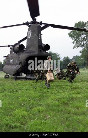 Membri di Una Società, 1-508th Battaglione di fanteria di trasporto aereo, schierato da Camp anziano, Italia, uscita un elicottero C-47 Chinook vicino Osoppo, Italia, Dove saranno di aiuto per l'estrazione di non combattenti americani e italiani dall'ambasciata americana nel paese di esercizio 'Anglia' a sostegno dell'esercizio di formazione multinazionale VENETO SALVATAGGIO '01, nel nord-est Italia e in Slovenia. Veneto Rescue è un esercizio che aiuta a formare unità militari per condurre l'evacuazione sicura di civili non combattenti e di altri evacuati designati da un paese o da una regione che ha il potenziale di ostilità Foto Stock