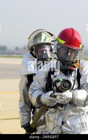 Preparandosi allo scenario peggiore, 51st Civil Engineer Squadron Firefighters risponde alla chiamata in occasione di un IMPORTANTE ESERCIZIO DI RISPOSTA AGLI INCIDENTI (MARE) prima dell'Air Power Day e dell'arrivo dell'Air Force Thunderbirds alla base aerea di Osan, Repubblica di Corea. Le esercitazioni MARE sono tenute trimestralmente e tengono il personale di base pronto a rispondere a emergenze quali incidenti aerei, incidenti con munizioni e fuoriuscite di carburante. Questo particolare esercizio coincide con il prossimo Air Show, a cui potrebbero partecipare 50.000 persone. Preparandosi per il caso peggiore scenario, 51st Civil Engineer Squadron Vigili del fuoco rispondere alla chiamata a. Foto Stock