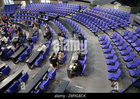 Berlino, Germania. 18th Jan, 2023. I membri del Bundestag tedesco seguono le domande del governo federale durante una sessione di domande e risposte. I gruppi parlamentari del DOCUP, dei Verdi e del FDP hanno presentato un progetto di legge per la riforma del diritto elettorale. Secondo il disegno di legge, il Bundestag notevolmente ingrandito è di restringersi ancora - alla dimensione standard di 598 deputati previsto dalla legge. Durante il periodo legislativo esistente, 736 deputati siedono nel Bundestag tedesco. Credit: Wolfgang Kumm/dpa/Alamy Live News Foto Stock