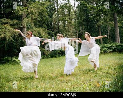 Tre ninfe donna nella foresta, Bainbridge Island, Washington, Stati Uniti d'America Foto Stock