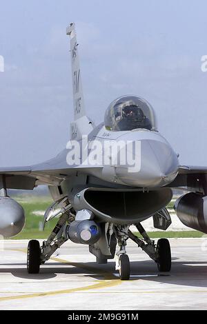 Primo piano di un Lockheed F-16C Block 30, Fighting Falcon, assegnato al 93rd Fighter Squadron con sede a Homestead Air Reserve Station, Florida, che porta un pod di navigazione/targeting Litening II e un pod di jamming ALQ-131 sulla linea centrale mostrata prima di scendere in una missione di addestramento locale. Primo piano di un Lockheed F-16C Block 30, Fighting Falcon, assegnato al 93rd Fighter Squadron con sede a Homestead Air Reserve Station, Florida, che porta un pod di navigazione/targeting Litening II e un pod di jamming ALQ-131 sulla linea centrale mostrata prima di scendere in una missione di addestramento locale. Foto Stock