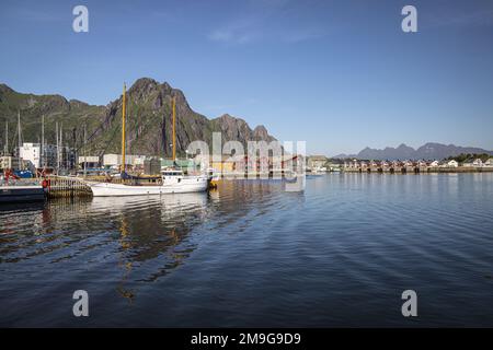 Barche nel porto di Svolvaer, Isole Lofoten, Nordland, Norvegia Foto Stock