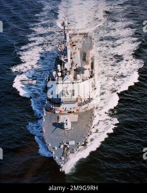 Alta prua obliqua in vista del cacciatorpediniere missilistico guidato di classe IIA Arleigh Burke Flight USS BULKELEY (DDG 84) in corso sui costruttori di prove in mare. Nazione: Golfo del Messico Foto Stock