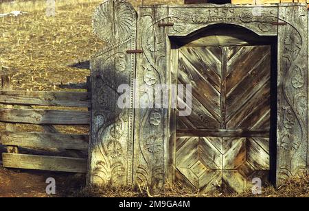 Salaj County, Romania, circa 1999. Cancello in legno intagliato tradizionalmente (datato 1959) decorato con motivi floreali. Foto Stock