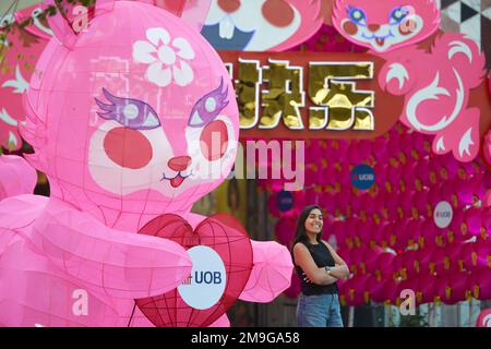 Bangkok. 18th Jan, 2023. Una donna si pone per le foto con decorazioni per il prossimo Capodanno lunare di fronte a un centro commerciale a Bangkok, Thailandia, il 18 gennaio 2023. Credit: Rachen Sageamsak/Xinhua/Alamy Live News Foto Stock