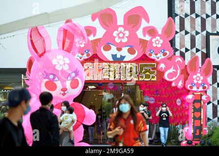 Bangkok. 18th Jan, 2023. Le decorazioni per il prossimo Capodanno lunare sono viste di fronte a un centro commerciale a Bangkok, Thailandia, il 18 gennaio 2023. Credit: Rachen Sageamsak/Xinhua/Alamy Live News Foto Stock