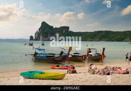 Phi Phi Island, Krabi, Thailandia. Dicembre 3, 2022. La famosa spiaggia di Loh Dalum sull'isola di Phi Phi. Le principali destinazioni turistiche della Thailandia Foto Stock