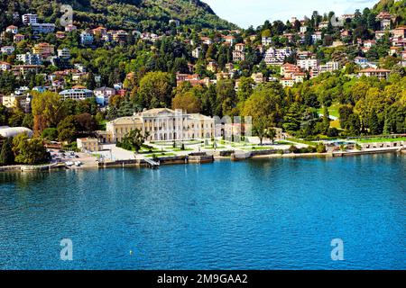 Vista in lontananza di Villa Olmo sulle sponde del Lago di Como, Como, Lombardia, Italia Foto Stock