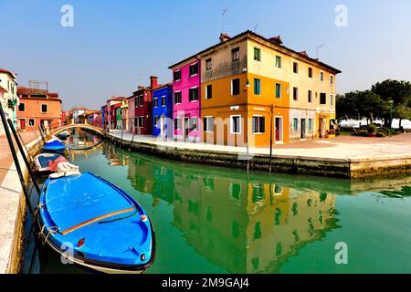 Vivaci case colorate sulla riva del canale, Isola di Burano, Venezia, Italia Foto Stock