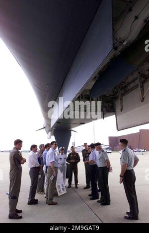 I delegati che partecipano al Seminario del Comandante Supremo alleato dell'Atlantico (SACLANT) tenutosi a Langley Air Force, Virginia, vedono il lato inferiore di un ballerino B-1B. Un centinaio di delegati hanno partecipato al Seminario SACLANT di 18 paesi, con lo scopo di riunire i leader della NATO per discutere questioni dal punto di vista marittimo e nordamericano e dare ai leader un'opportunità concreta. Base: Langley Air Force base Stato: Virginia (VA) Paese: Stati Uniti d'America (USA) Scene Major Command mostrato: ACC Foto Stock