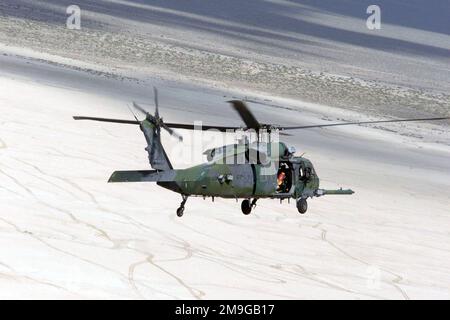 Un elicottero HH-60G a forma di nave Hawk del 41st Rescue Squadron vola su una serie di bombardamenti per mirare a bersagli fittizio utilizzando i due minigiotteri 7,62mm serviti dall'equipaggio. Il 41st Rescue Squadron partecipa all'esercitazione DI SALVATAGGIO NEL DESERTO IX presso la Fallon Naval Air Station (NAS), Nevada. Desert Rescue è un esercizio di ricerca e salvataggio di combattimento (CSR) che riunisce elementi provenienti da tutti i rami del servizio in una serie di scenari di salvataggio e combattimento reali. Soggetto operativo/Serie: SALVATAGGIO NEL DESERTO IX base: Base aerea navale, Fallon Stato: Nevada (NV) Paese: Stati Uniti d'America (USA) scena M Foto Stock