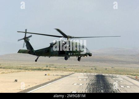 Un elicottero HH-60 a forma di nave Hawk del 41st Rescue Squadron si sposta su una pista in attesa del permesso dalla torre di atterrare. Il 41st Rescue Squadron partecipa all'esercitazione DI SALVATAGGIO NEL DESERTO IX presso la Fallon Naval Air Station (NAS), Nevada. Desert Rescue è un esercizio di ricerca e salvataggio di combattimento (CSR) che riunisce elementi provenienti da tutti i rami del servizio armato in una serie di scenari di salvataggio e combattimento reali. Soggetto operativo/Serie: SALVATAGGIO NEL DESERTO IX base: Base aerea navale, Fallon Stato: Nevada (NV) Paese: Stati Uniti d'America (USA) scena comando maggiore mostrato: ACC Foto Stock