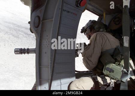 IL SERGENTE DAVE Lacey, un gunner con lo Squadrone di salvataggio 41st, spara la sua arma, un minigun 7,62mm, da un elicottero Hawk a terra HH-60G. Il 41st Rescue Squadron partecipa all'esercitazione DI SALVATAGGIO NEL DESERTO IX presso la Fallon Naval Air Station (NAS), Nevada. Desert Rescue è un esercizio di ricerca e salvataggio di combattimento (CSR) che riunisce elementi provenienti da tutti i rami del servizio in una serie di scenari di salvataggio e combattimento reali. Soggetto operativo/Serie: SALVATAGGIO NEL DESERTO IX base: Base aerea navale, Fallon Stato: Nevada (NV) Paese: Stati Uniti d'America (USA) scena principale COM Foto Stock