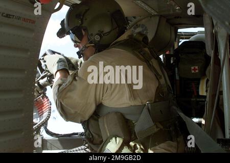 IL SERGENTE DAVE Lacey, un gunner con lo Squadrone di salvataggio 41st, spara la sua arma, un minigun 7,62mm, da un elicottero Hawk a terra HH-60G. Il 41st Rescue Squadron partecipa all'esercitazione DI SALVATAGGIO NEL DESERTO IX presso la Fallon Naval Air Station (NAS), Nevada. Desert Rescue è un esercizio di ricerca e salvataggio di combattimento (CSR) che riunisce elementi provenienti da tutti i rami del servizio in una serie di scenari di salvataggio e combattimento reali. Soggetto operativo/Serie: SALVATAGGIO NEL DESERTO IX base: Base aerea navale, Fallon Stato: Nevada (NV) Paese: Stati Uniti d'America (USA) scena principale COM Foto Stock