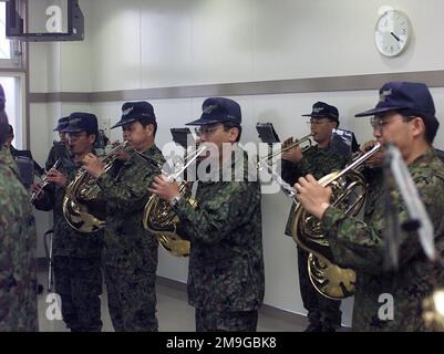 I soldati giapponesi della Ground Self Defense Force nella 6th Division Band suonano durante le cerimonie di apertura accogliendo i Marines americani mentre si preparano per un'esercitazione di fuoco dal vivo presso l'Ojojihara manovrando l'addestramento Area, nella prefettura di Miyagi, Giappone. In coordinamento con la Ground Self Defense Force giapponese, 12th Marines da Camp Hansen Okinawa Giappone, e 11th Marines India Battery da 29 Palms, California, condurranno addestramento dal vivo-fuoco per affinare la loro preparazione missione e abilità di tiro con il M198 155mm mezzo trainato Howitzer. Base: Ojojihara Training Area Stato: Miyagi Nazione: Giappone (JPN) Foto Stock