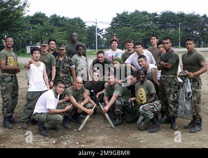 I MARINES DEGLI STATI UNITI da 3rd battaglione 11th Marines si alleano con i membri della forza di autodifesa di terra giapponese per giocare un gioco di softball mentre la sede centrale 12th Marines si preparano per un'esercitazione dal vivo del fuoco all'area di addestramento di manovra di Ojojihara, prefettura di Miyagi, Giappone. In coordinamento con la Ground Self Defense Force giapponese, 12th Marines da Camp Hansen Okinawa Giappone, e 11th Marines India Battery da 29 Palms, California, condurranno addestramento dal vivo-fuoco per affinare la loro preparazione missione e abilità di tiro con il M198 155mm mezzo trainato Howitzer. Base: Ojojihara zona di addestramento Stato: Miyagi C. Foto Stock