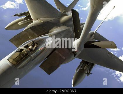 Un F-15C Eagle dello Squadrone Fighter 67th riceve carburante in volo da un KC-135R Stratotanker dello Squadron Air 909th durante una missione di allenamento di routine sull'Oceano Pacifico. Entrambe le unità sono dislocate presso la base aerea di Kadena, Giappone. Base: Kadena Air base Stato: Okinawa Paese: Giappone (JPN) scena Major Command mostrato: PACAF Foto Stock